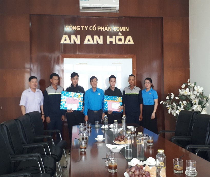 Công đoàn ngành xây dựng Quảng Nam trao quà cho con đoàn viên, công nhân lao động CĐCS trực thuộc trước thềm năm học mới